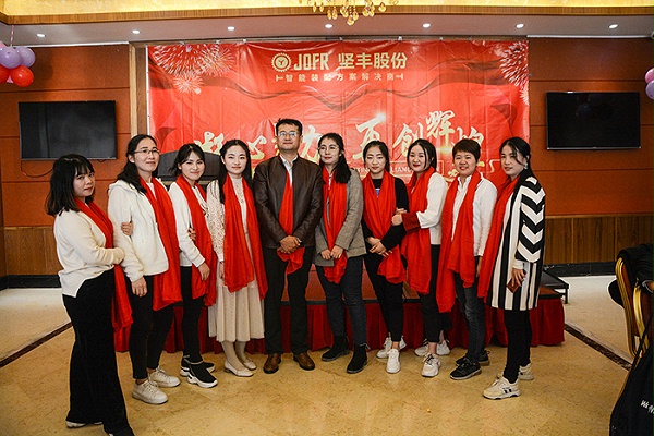 坚丰电子公司员工合影